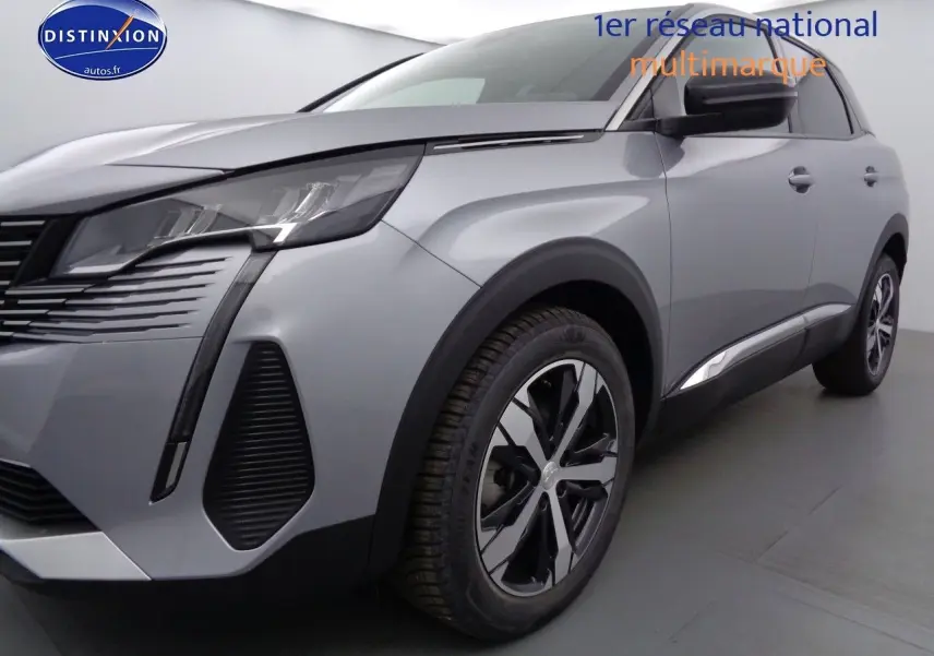 Peugeot 3008 gris Artense métal en 3/4 avant droit, mettant en valeur ses phares LED et jantes biton modernes.