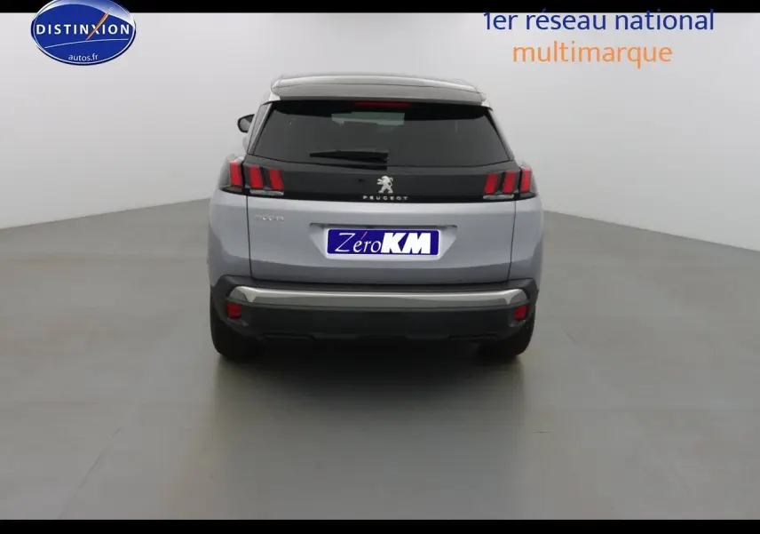 Vue arrière d'un Peugeot 3008 gris Artense Métal 2023 avec feux arrière à trois griffes et hayon fermé.