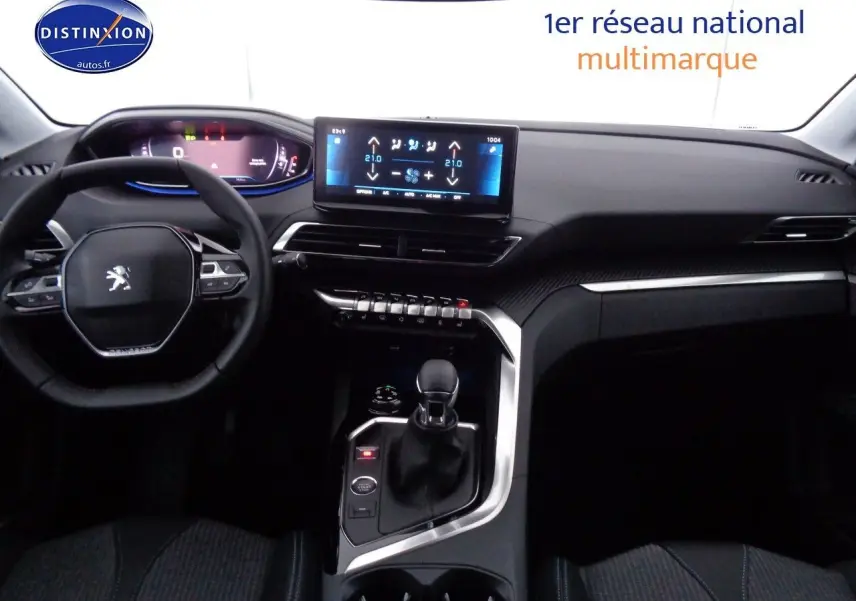 Intérieur du Peugeot 3008 2023 en vue frontale, montrant le tableau de bord numérique et la console centrale moderne.