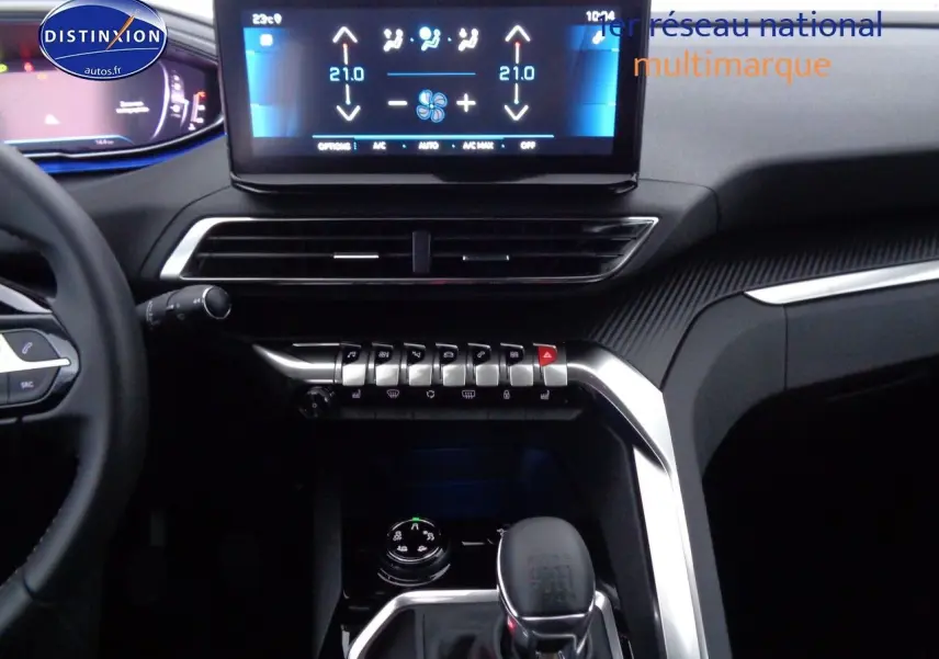 Vue intérieure centrée sur la console centrale et le levier de vitesse d'une Peugeot 3008 gris Artense 2023, finition Allure Pack.