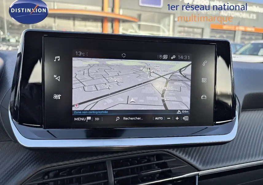 Écran tactile central du tableau de bord du Peugeot 2008 gris Artense, affichant la navigation GPS en intérieur.