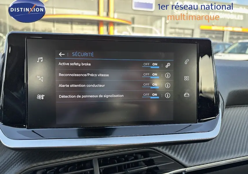 Écran tactile du tableau de bord du Peugeot 2008 gris Artense affichant les options de sécurité activées
