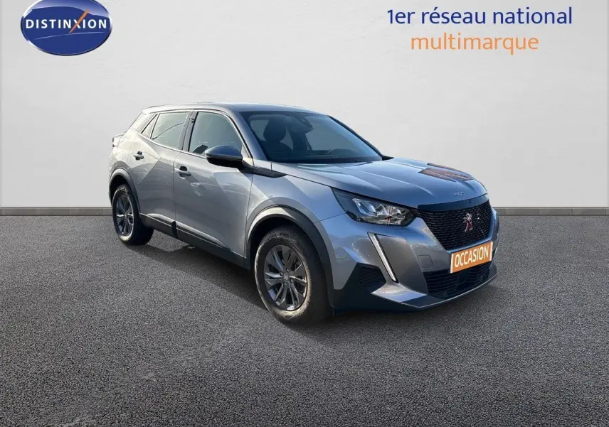 Peugeot 2008 gris Artense en 3/4 avant droit, mettant en valeur sa calandre noire et ses feux LED distinctifs.