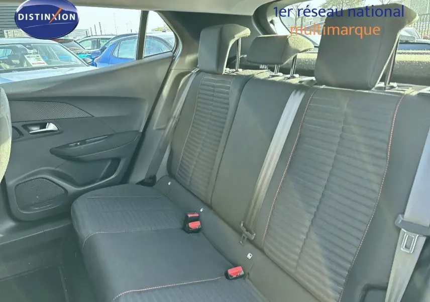 Vue intérieure sur la banquette arrière noire avec surpiqûres rouges du Peugeot 2008 gris Artense de 2021.