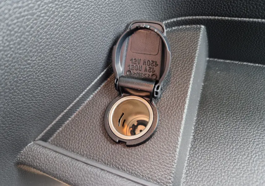 Prise allume-cigare 12V ouverte dans l'habitacle noir texturé du Renault Master L2H2 blanc 2023