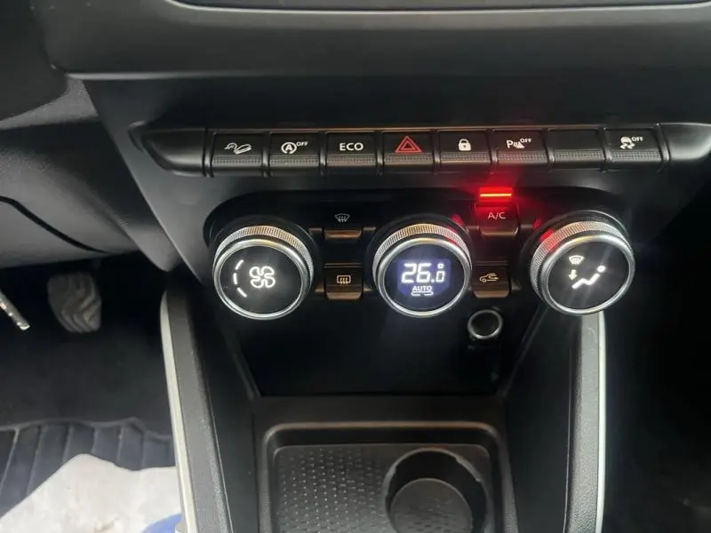 Vue rapprochée des commandes de climatisation du Dacia Duster 2021, affichage digital à 26°C et boutons rétroéclairés.