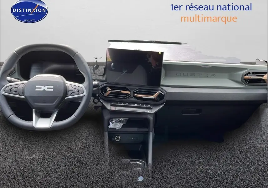 Vue intérieure du tableau de bord du Dacia Duster 2025 noir, avec écran tactile et volant multifonction.
