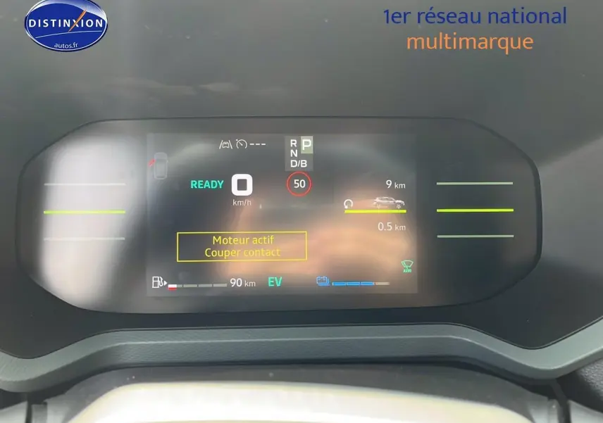Tableau de bord numérique du Dacia Duster 2025 affichant vitesse, autonomie et alertes moteur.