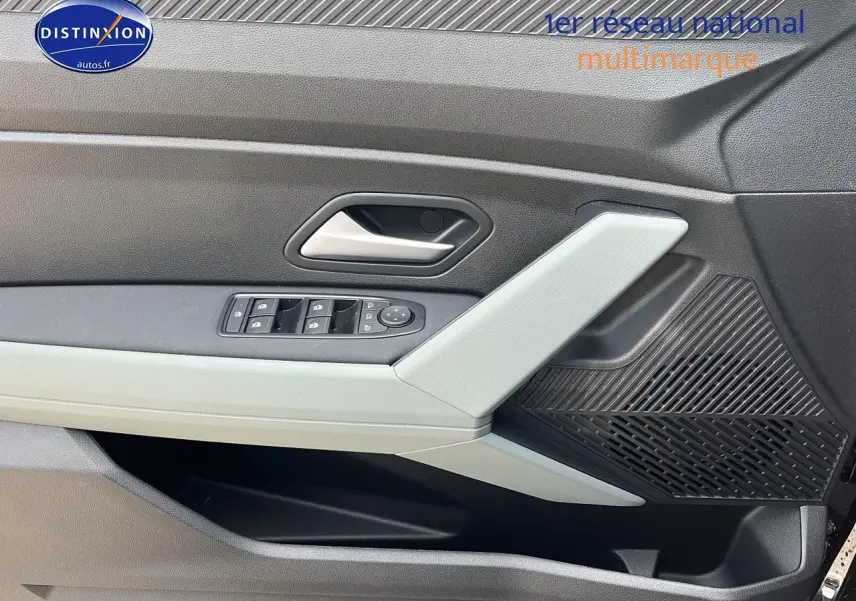 Détail de la porte avant gauche du Dacia Duster noir 2025, avec commandes de vitres et haut-parleur intégré.