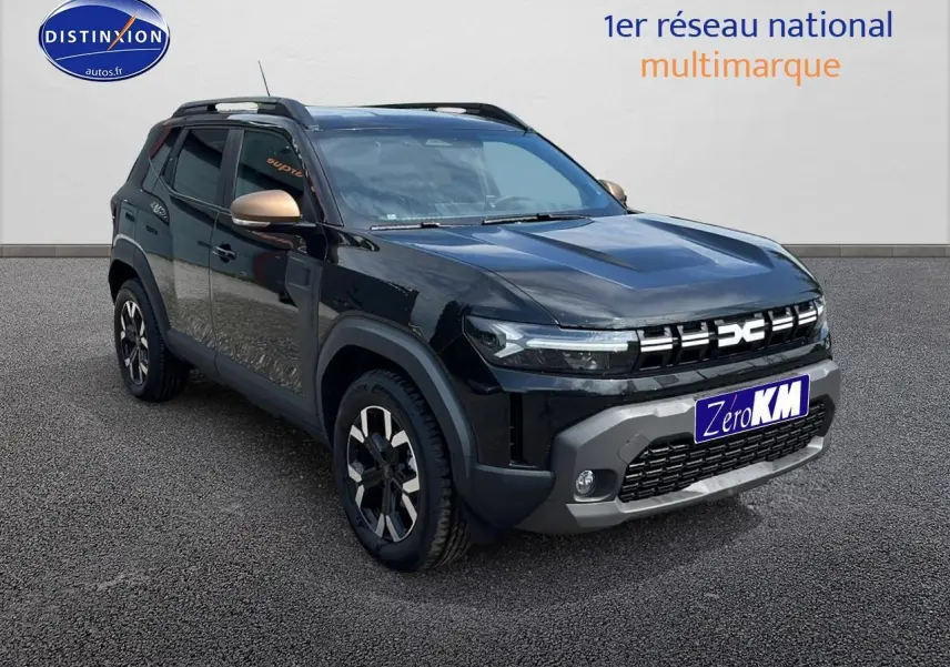 Vue 3/4 avant gauche du Dacia Duster noir 2025 avec jantes alu et barres de toit visibles.