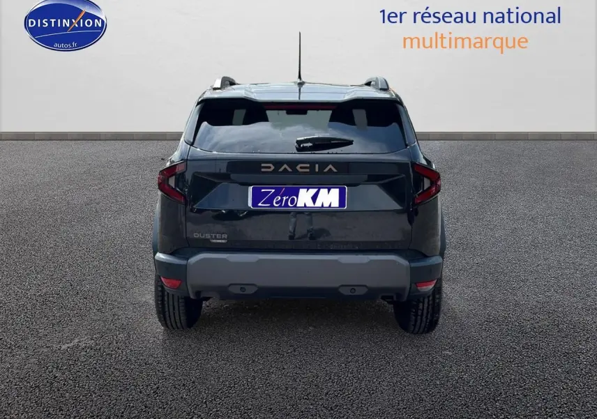 Vue arrière d'un Dacia Duster noir 2025 avec barres de toit et feux arrière LED visibles.