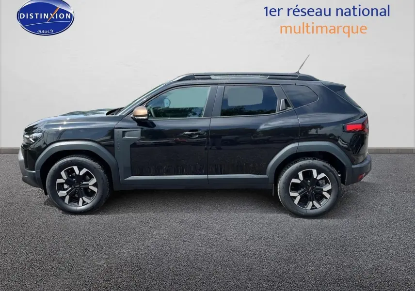 Profil côté gauche du Dacia Duster noir 2025 avec jantes alu et barres de toit visibles sur fond neutre.