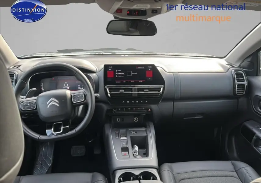Vue intérieure avant du tableau de bord et volant cuir multifonction du Citroën C5 Aircross 2025, finition noire élégante.