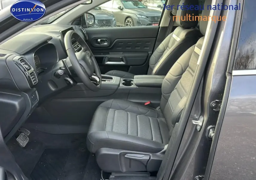 Vue intérieure côté conducteur du Citroën C5 Aircross noir 2025, montrant sièges cuir et tableau de bord moderne.