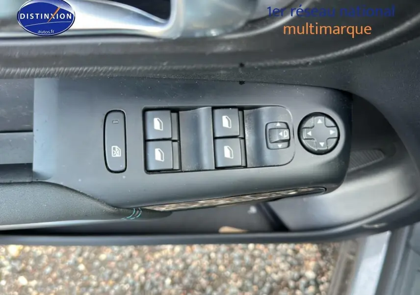 Vue rapprochée des commandes de lève-vitres et rétroviseurs côté gauche d'une Citroën C5 Aircross noire 2025.