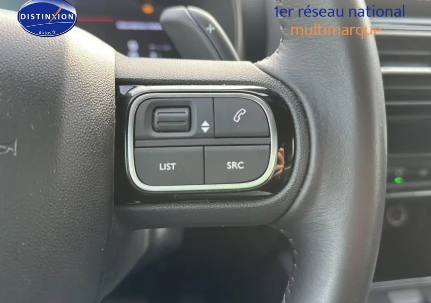 Gros plan sur les commandes vocales et téléphone intégrées au volant cuir du Citroën C5 Aircross noir 2025.