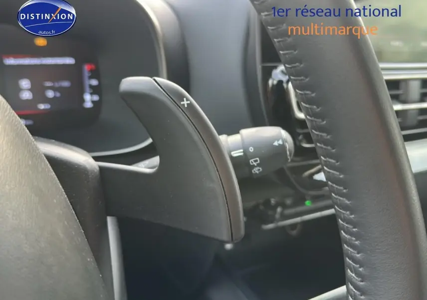 Gros plan sur la palette de changement de vitesse à droite du volant cuir du Citroën C5 Aircross noir, intérieur moderne.
