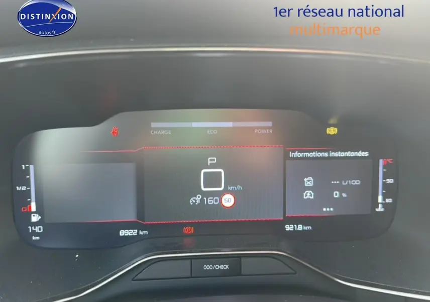 Tableau de bord numérique du Citroën C5 Aircross 2025 hybride, affichage des informations de conduite en vue frontale.
