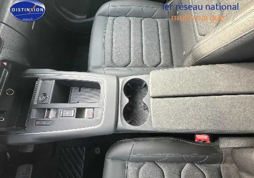 Vue plongeante sur la console centrale et les sièges avant noirs du Citroën C5 Aircross hybride 2025.