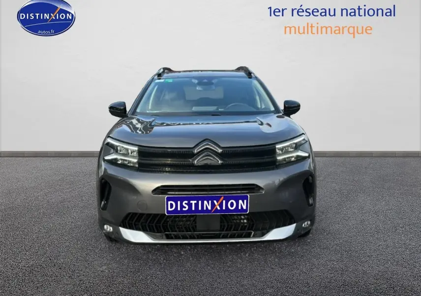 Vue avant d'un Citroën C5 Aircross noir 2025 avec calandre distinctive et barres de toit visibles.