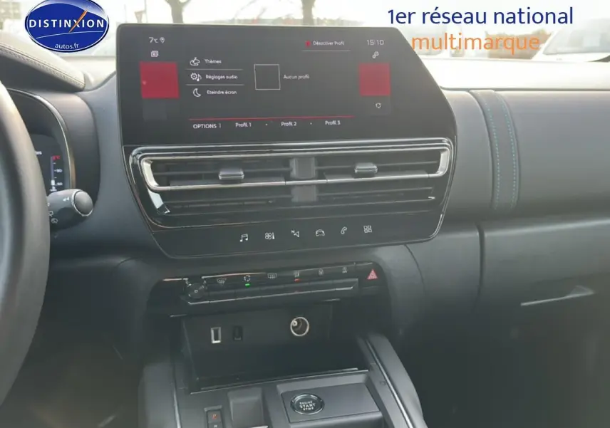 Tableau de bord et console centrale du Citroën C5 Aircross hybride 2025, avec écran tactile et commandes modernes.