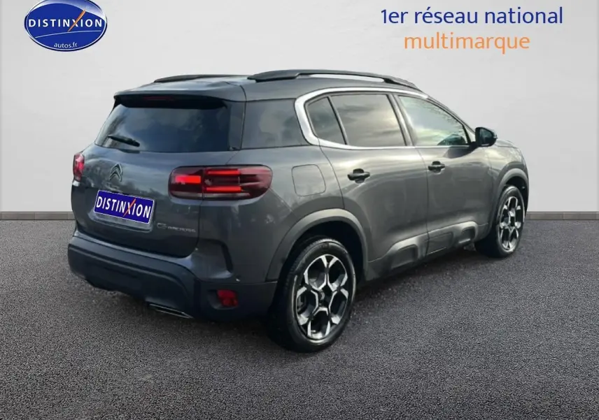 Vue 3/4 arrière droite d'un Citroën C5 Aircross noir avec jantes alu et vitres arrière teintées.