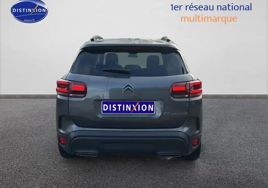 Vue arrière d'un Citroën C5 Aircross noir 2025 avec feux arrière LED et barres de toit visibles.