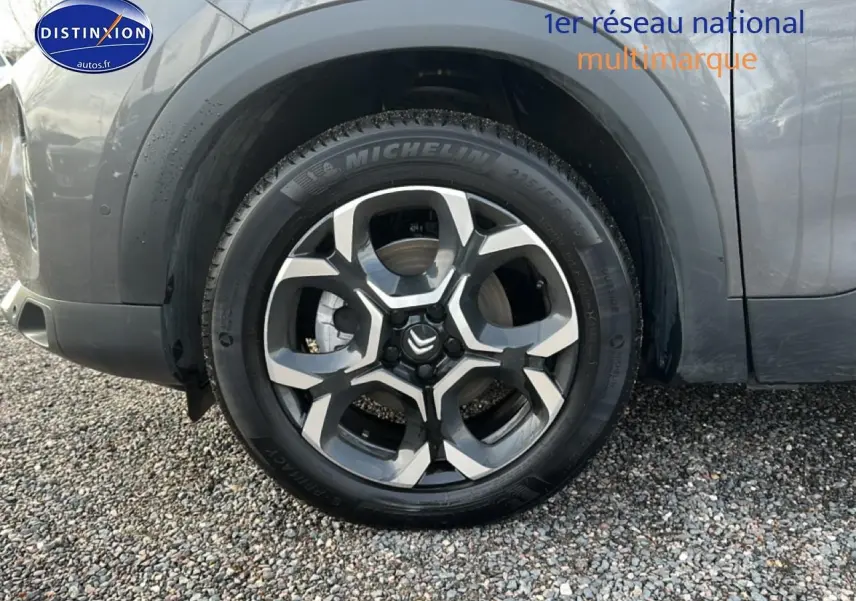Gros plan sur la roue avant droite noire du Citroën C5 Aircross 2025 avec jante alu et pneu Michelin.