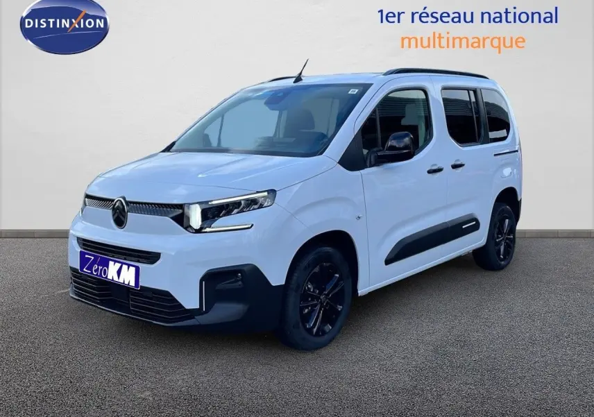 Citroën Berlingo Multispace blanc glacier en 3/4 avant droit avec jantes noires et protections latérales noires.
