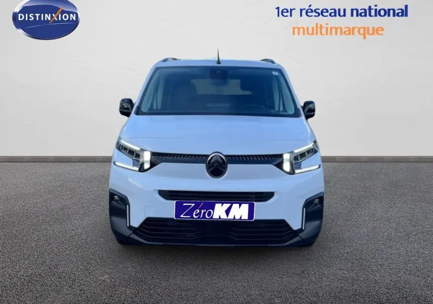 Vue frontale du Citroën Berlingo Multispace blanc glacier 2025 avec feux LED allumés et calandre noire distinctive.