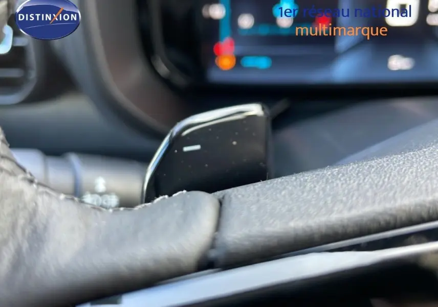 Gros plan sur la commande de boîte automatique et partie du volant en cuir du Citroën Berlingo blanc glacier 2025.