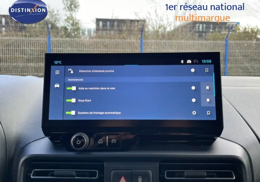 Écran tactile central affichant les aides à la conduite dans l’habitacle d’un Citroën Berlingo blanc glacier.