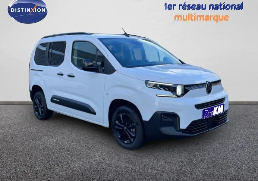 Vue 3/4 avant droite d'un Citroën Berlingo blanc glacier avec jantes noires et protections latérales noires.