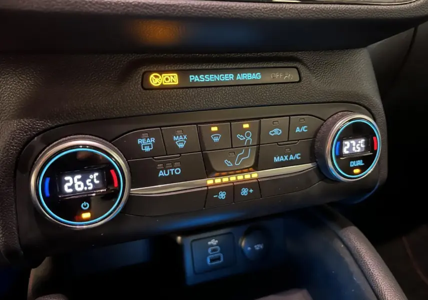 Détail du tableau de bord noir du Ford Kuga 2022, montrant la commande de climatisation automatique bi-zone avec affichage digital.