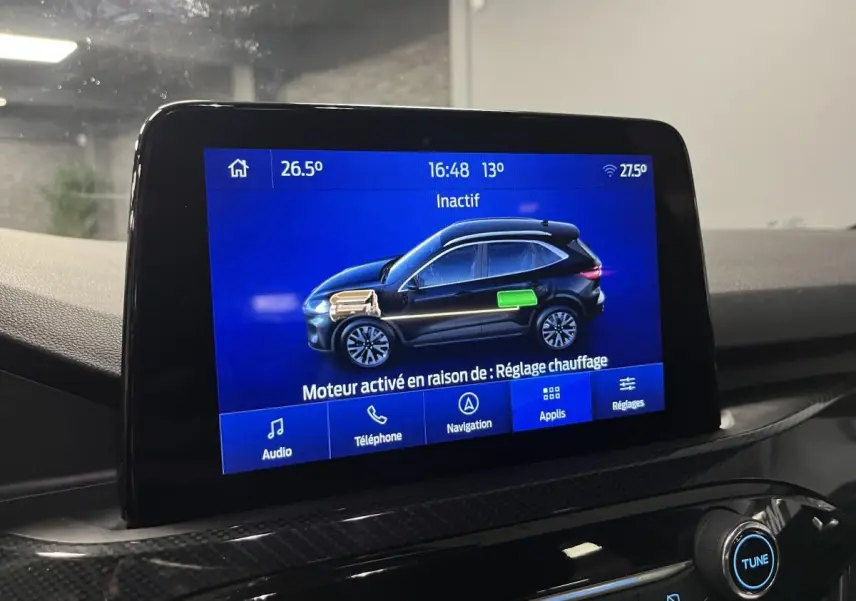 Écran tactile intérieur montrant une illustration latérale noire du Ford Kuga avec indication moteur et batterie.