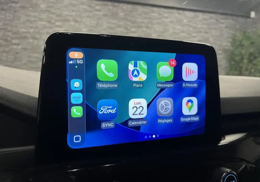 Écran tactile central du Ford Kuga 2022 affichant l'interface Apple CarPlay en intérieur noir.