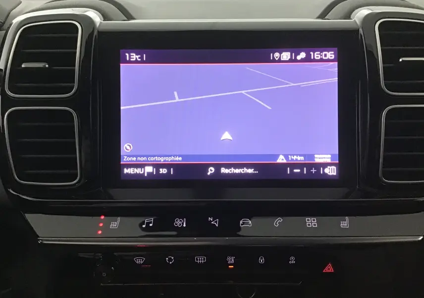 Vue rapprochée de l'écran tactile central du tableau de bord du Citroën C5 Aircross gris avec navigation et commandes tactiles éclairées.