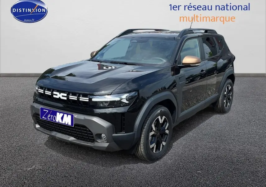 Dacia Duster noir en 3/4 avant droit avec rétroviseurs couleur bronze et jantes alu distinctives.