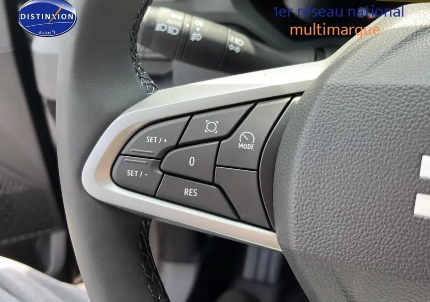Gros plan sur les commandes multifonctions du volant côté gauche du Dacia Duster 2025 noir, version Expression 4x2.