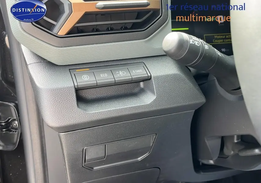 Vue intérieure côté gauche du tableau de bord noir du Dacia Duster 2025 avec commandes mode eco et e-save.