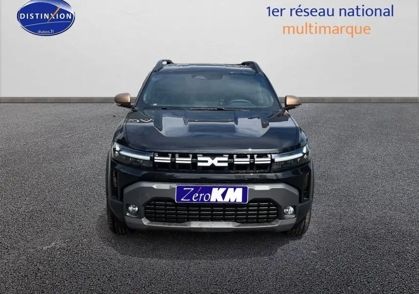 Vue frontale d'un Dacia Duster noir 2025 avec calandre distinctive et plaques Zero KM visibles.