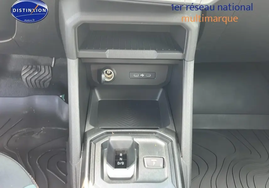 Vue rapprochée du levier de vitesses et console centrale noire du Dacia Duster 2025, version essence 1.2 TCe 130.
