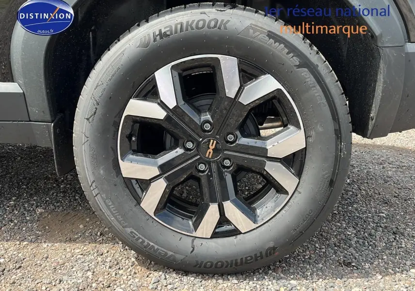 Gros plan sur la jante alu noire et argentée du Dacia Duster 2025, pneu Hankook visible côté arrière droit.