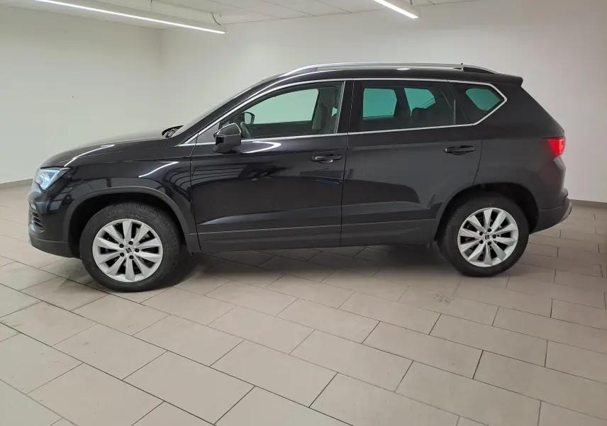Vue latérale droite d'un SEAT Ateca 2023 noir minuit, soulignant ses lignes nettes et ses jantes alliage argentées.