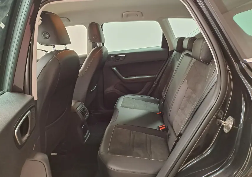 Vue intérieure côté droit sur les sièges arrière en suédine noire et cuir du SEAT Ateca Noir Minuit 2023.
