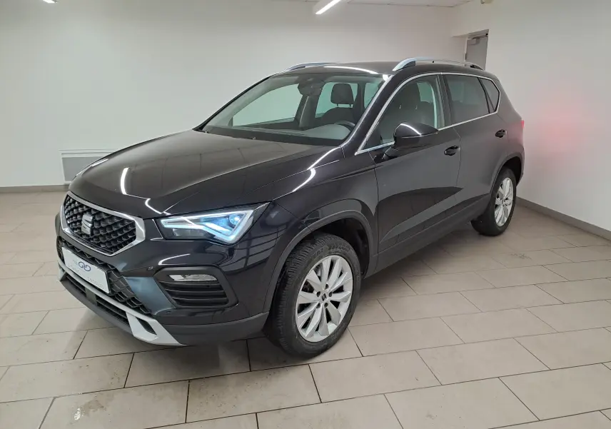 SEAT Ateca 2.0 TDI noir minuit en 3/4 avant droit, avec phares LED allumés et jantes argentées.