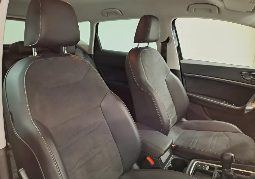 Vue intérieure des sièges avant en suédine noire avec surpiqûres grises du SEAT Ateca 2023, côté droit visible.