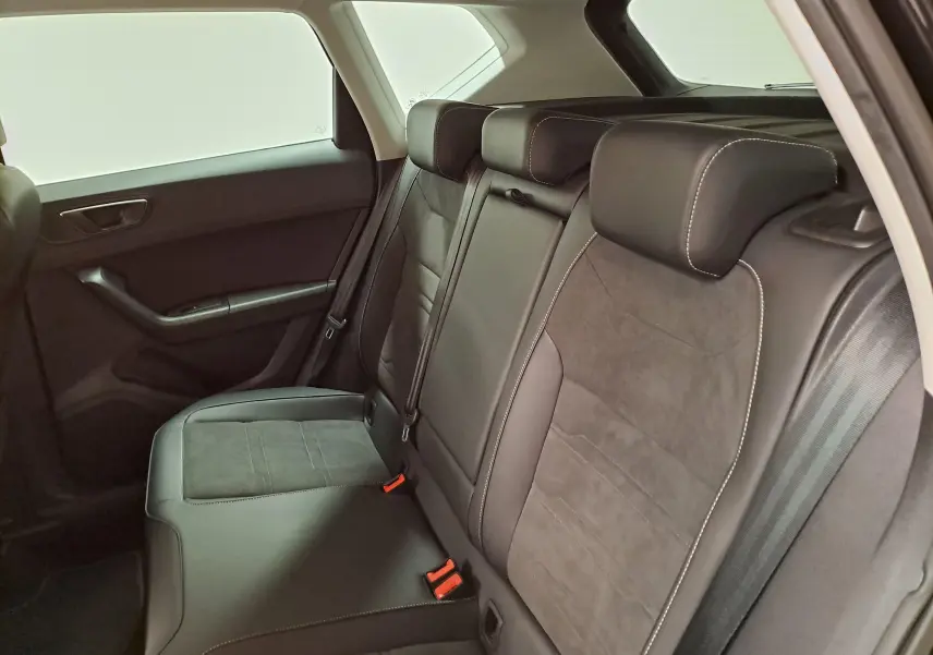 Vue intérieure côté droit des sièges arrière en suédine noire avec surpiqûres grises du SEAT Ateca 2023.