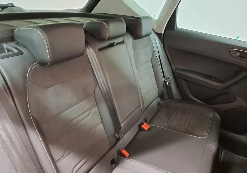 Vue intérieure côté droit des sièges arrière en suédine noire avec surpiqûres grises du SEAT Ateca 2023.