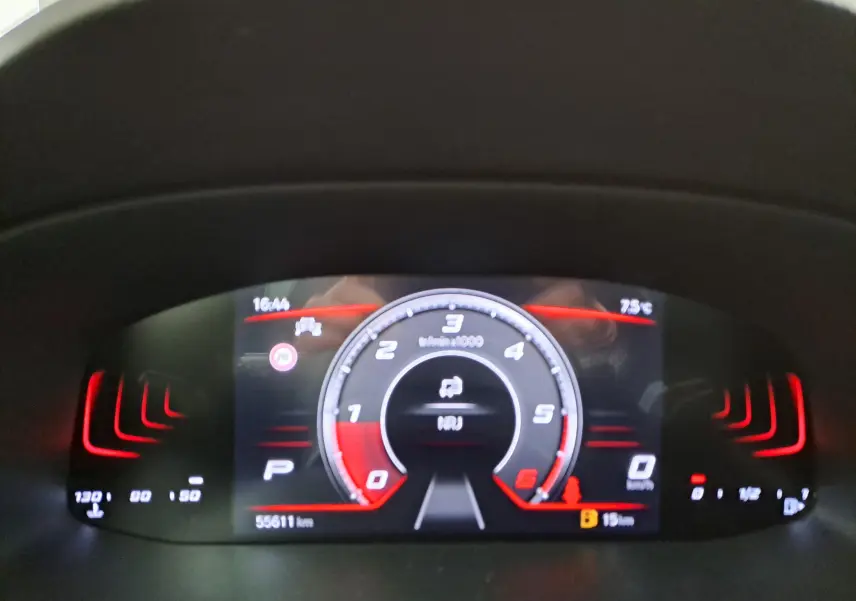 Tableau de bord numérique du SEAT Ateca 2.0 TDI 150 DSG7, affichage du compte-tours et informations de conduite.